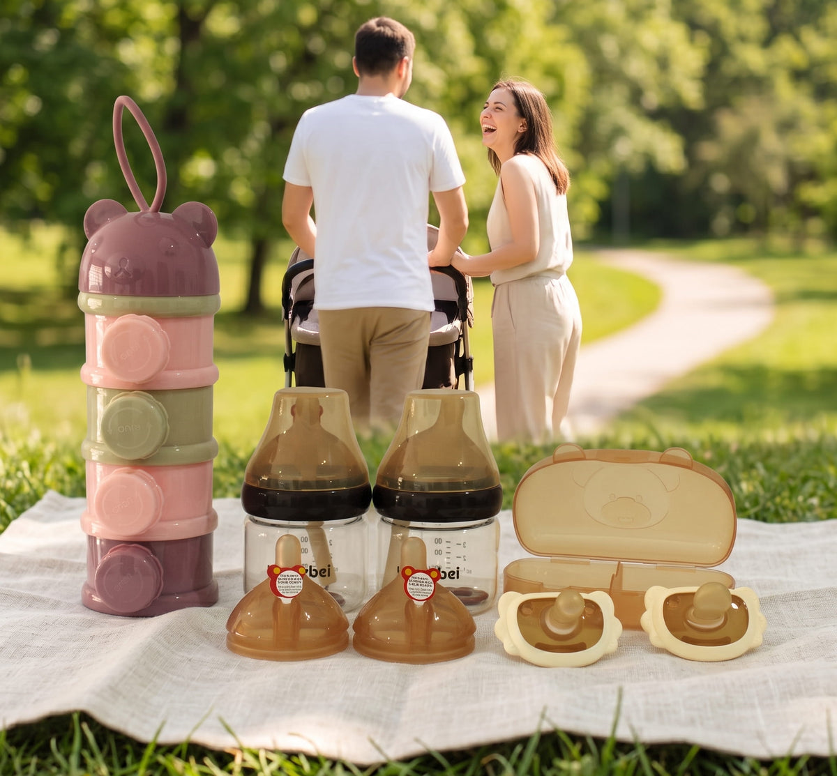 Papás paseando con bebé y Kit Primer Latido Baby Love — sistema de alimentación 0-6 meses de silicón grado médico libre de BPA